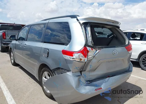 2014 Toyota Sienna Le V6 8 Passenger z USA, uszkodzony, nr VIN 5TDKK3DC5ES453432